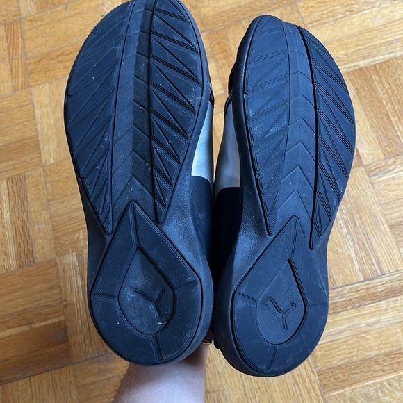 3/$30 EUC women’s puma sneakers in black and silver size 6.5 - Picture 4 of 5